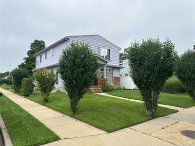 Home For Sale in Massapequa Park, New York