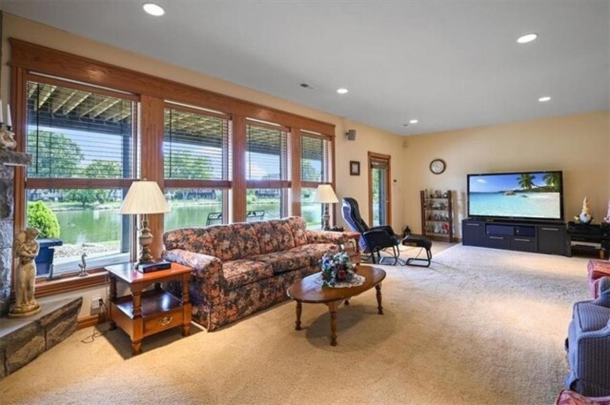 Picture of Home For Sale in Lansing, Kansas, United States