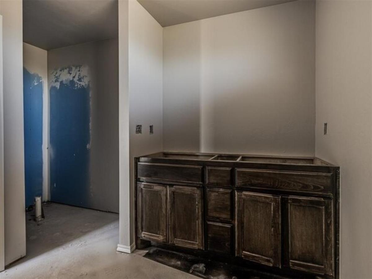 Picture of Home For Sale in Cashion, Oklahoma, United States