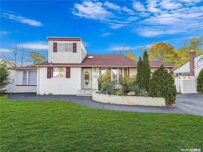 Home For Sale in Huntington Station, New York