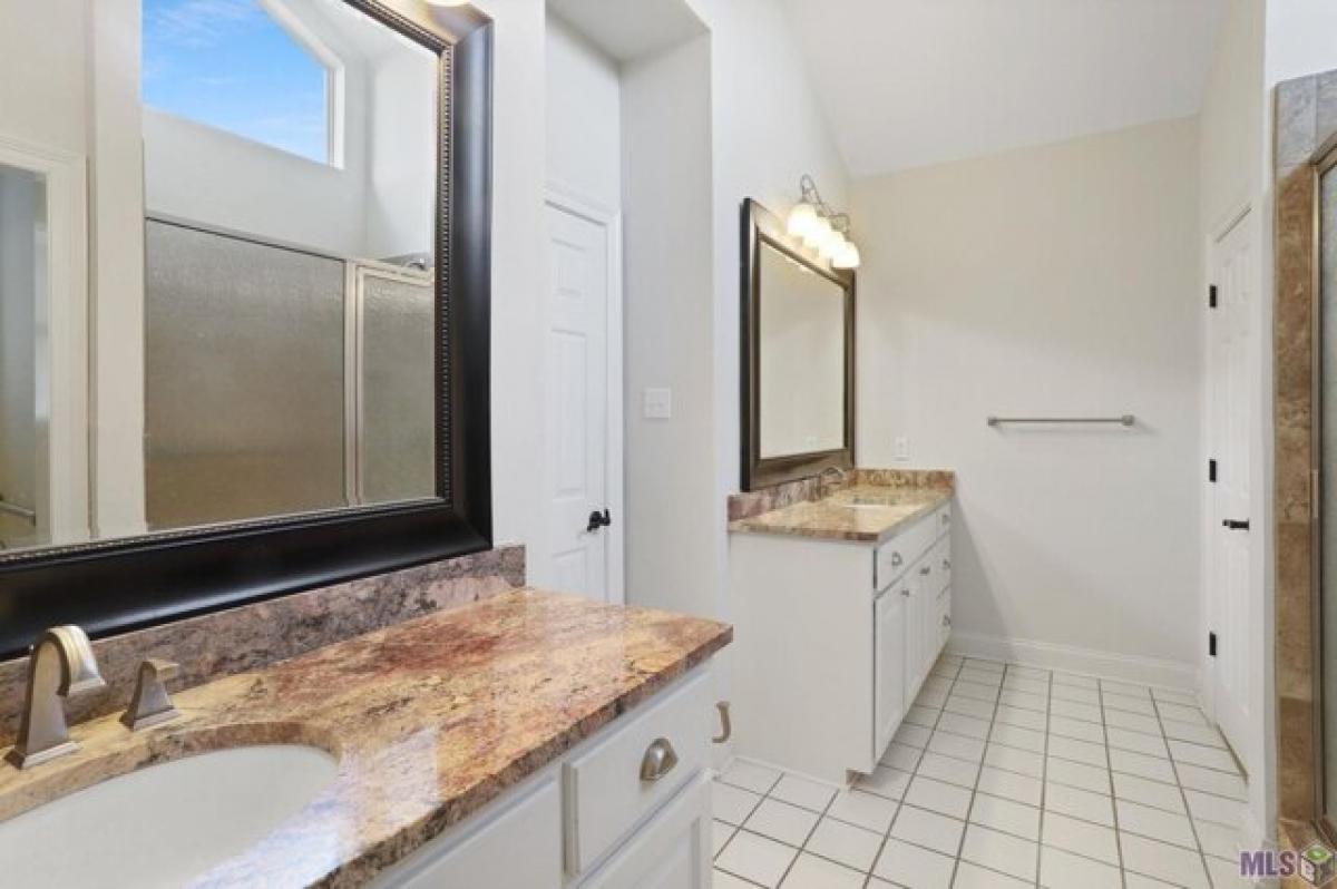 Picture of Home For Sale in Greenwell Springs, Louisiana, United States