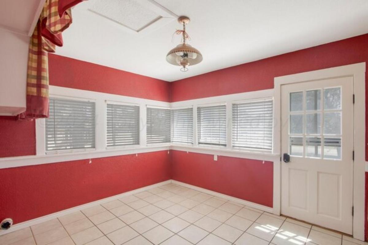 Picture of Home For Sale in Groom, Texas, United States