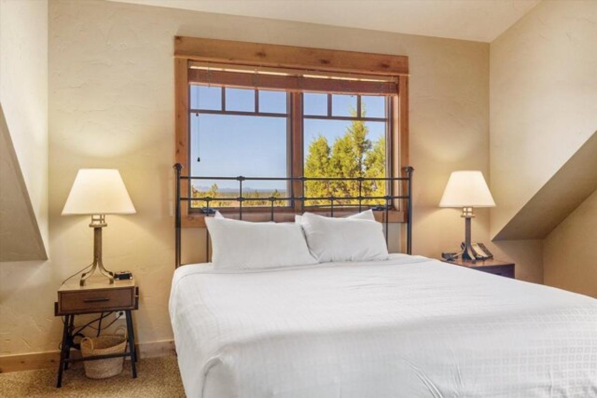 Picture of Home For Sale in Powell Butte, Oregon, United States