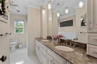 Home For Sale in Dix Hills, New York