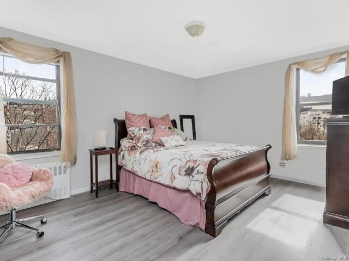 Picture of Home For Sale in Yonkers, New York, United States