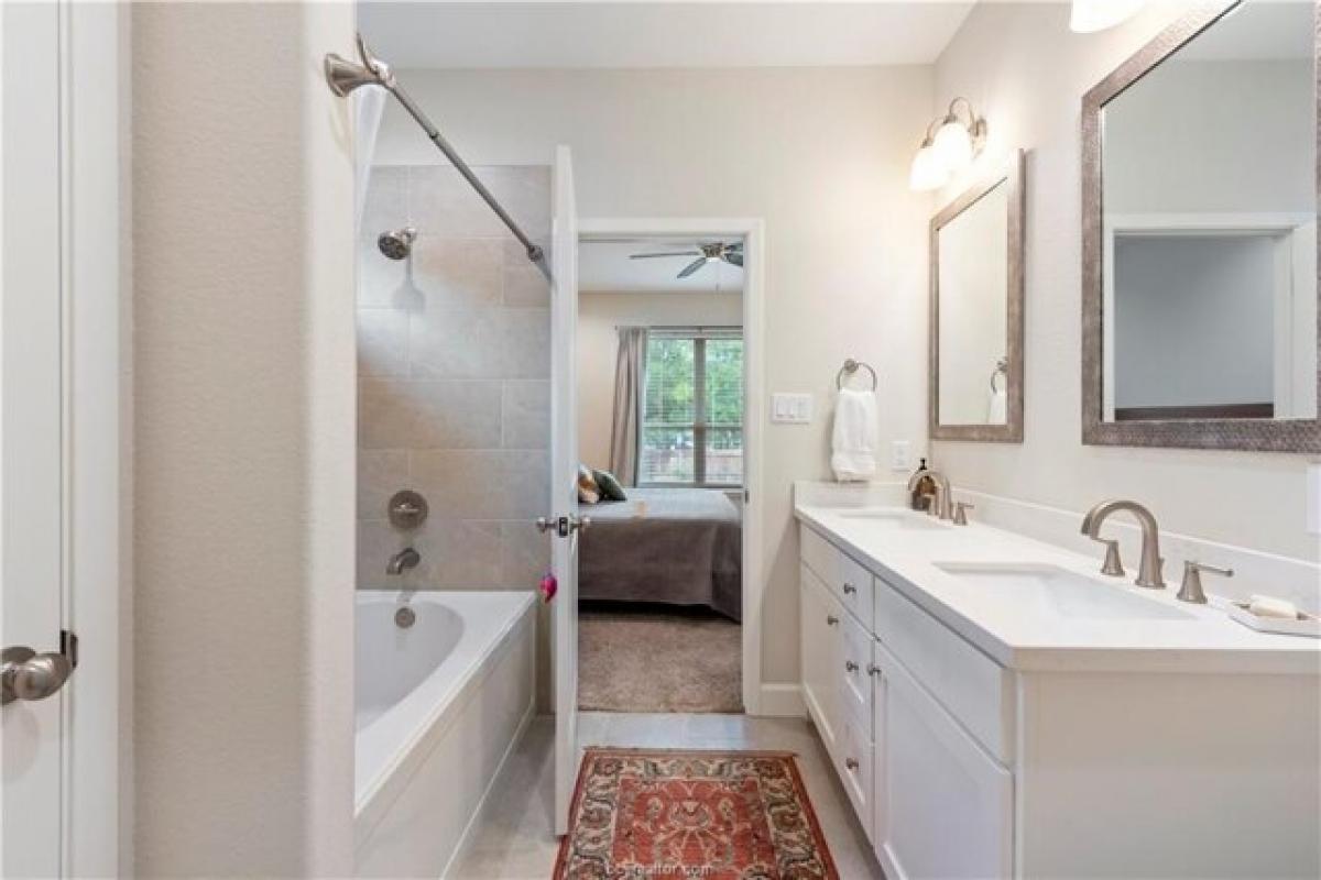 Picture of Home For Sale in Bryan, Texas, United States