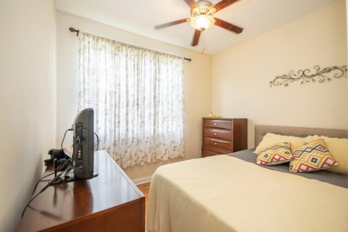 Picture of Home For Sale in Chicago, Illinois, United States