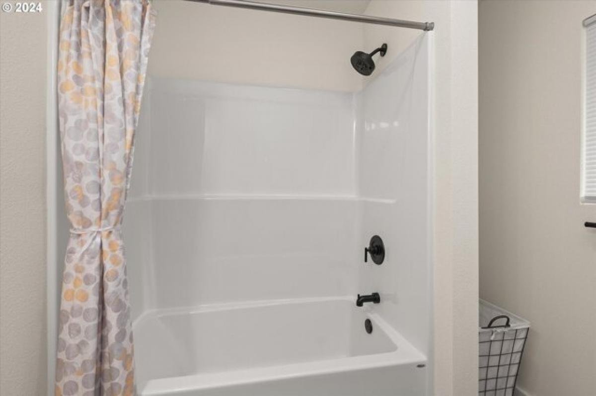 Picture of Home For Sale in Eugene, Oregon, United States