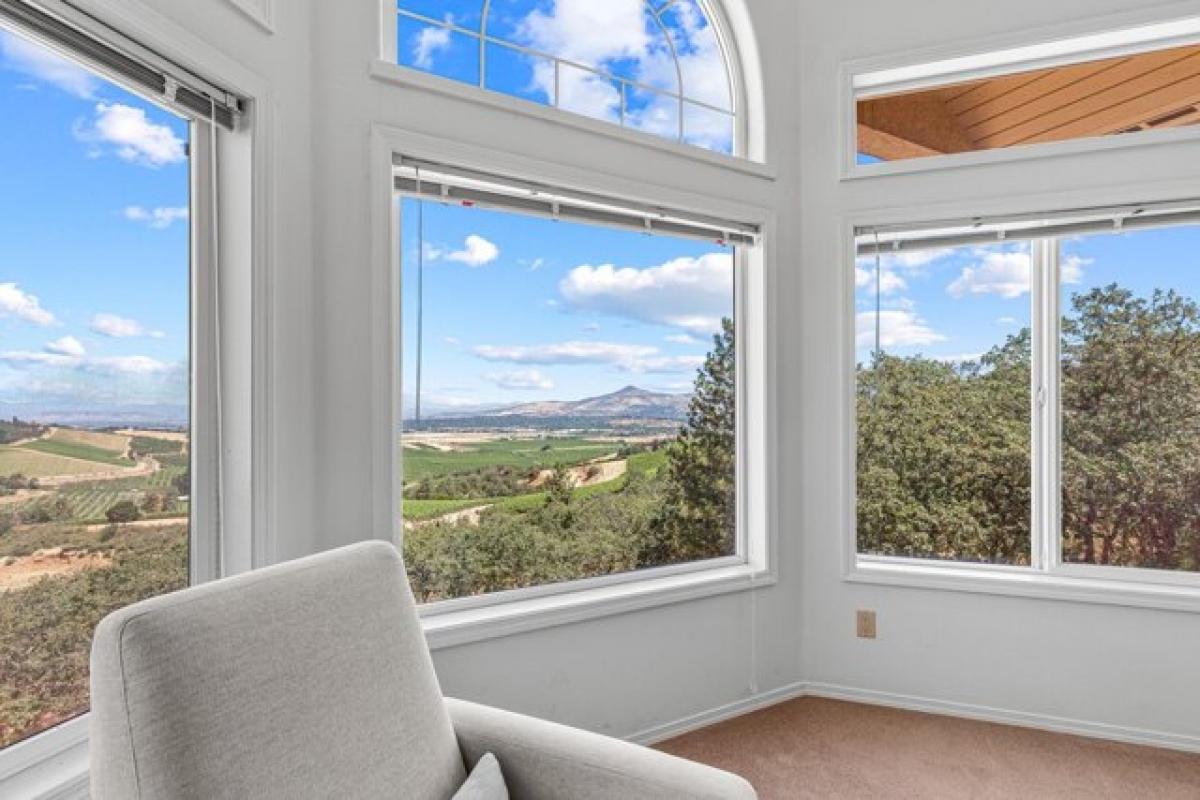 Picture of Home For Sale in Medford, Oregon, United States