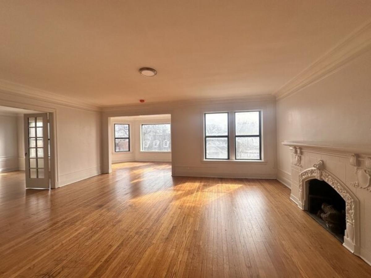 Picture of Home For Sale in Chicago, Illinois, United States