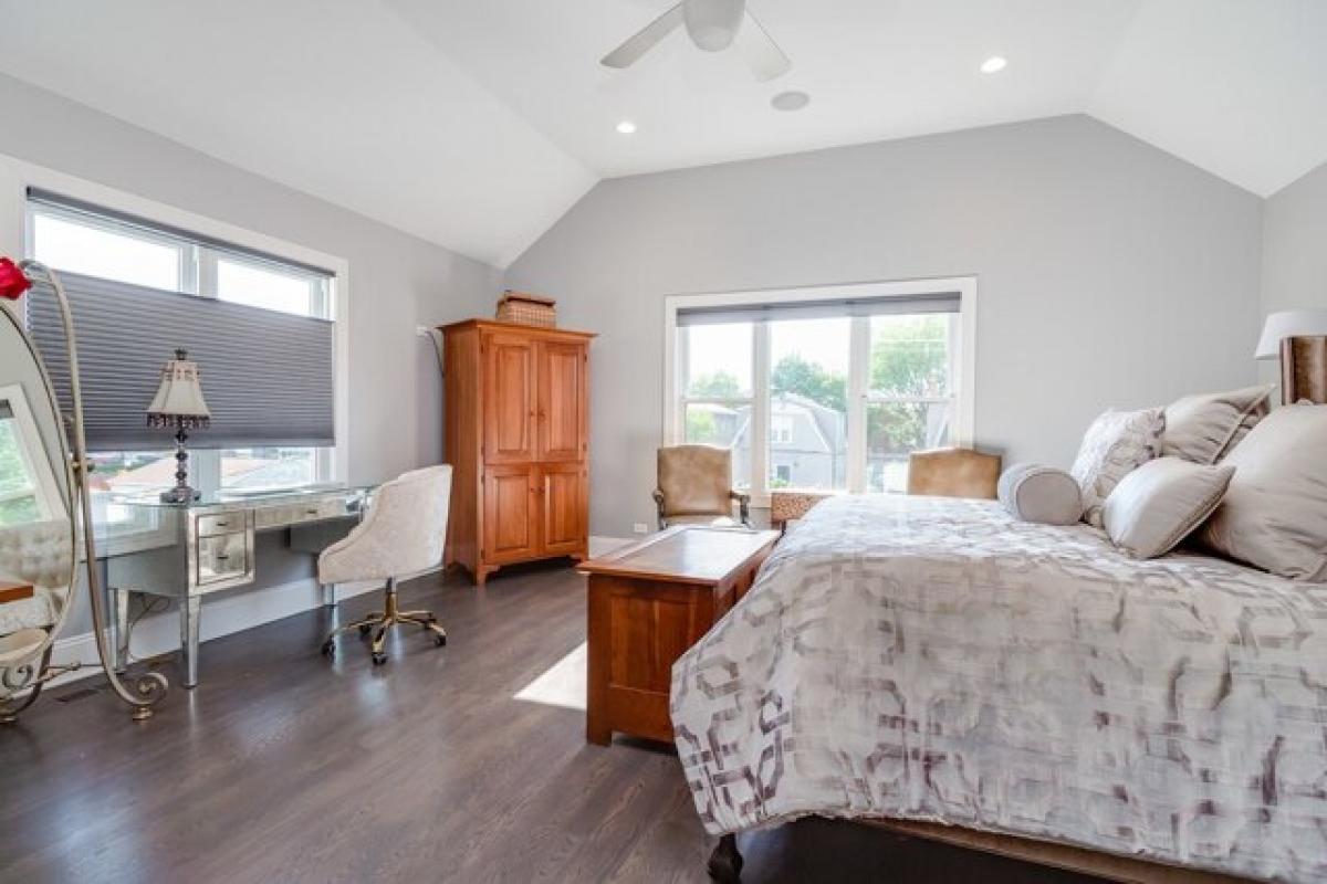 Picture of Home For Sale in Chicago, Illinois, United States