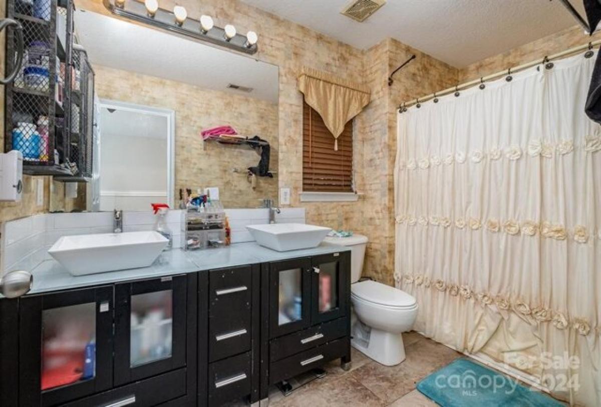 Picture of Home For Sale in Charlotte, North Carolina, United States