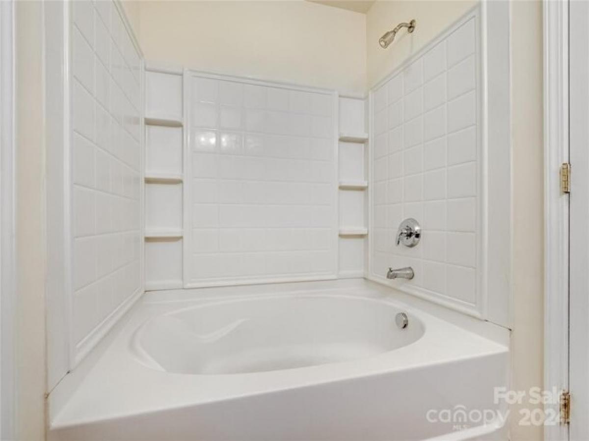 Picture of Home For Sale in Charlotte, North Carolina, United States