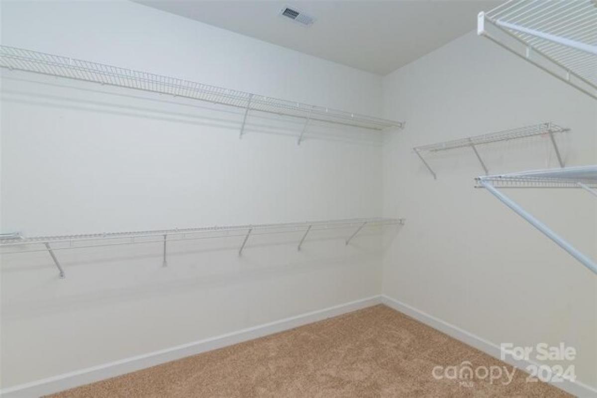 Picture of Home For Sale in Charlotte, North Carolina, United States