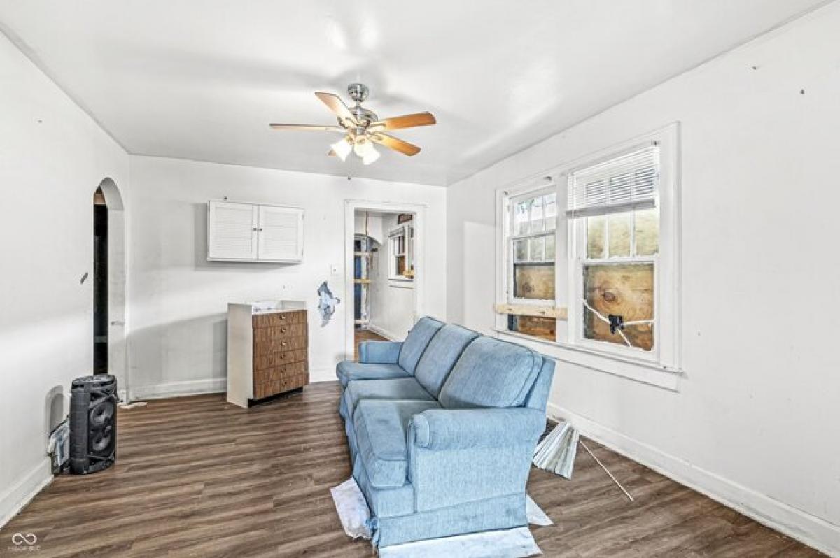 Picture of Home For Sale in Indianapolis, Indiana, United States