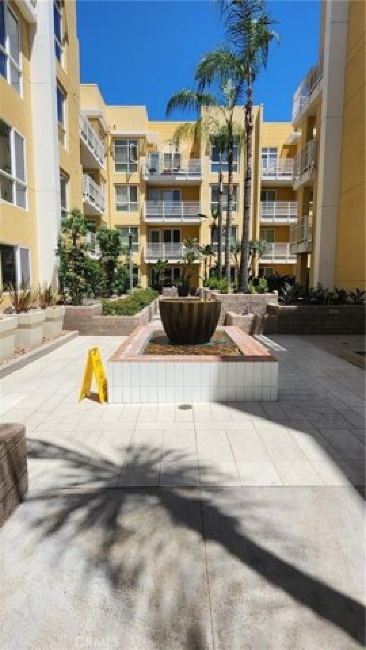 Picture of Home For Sale in Woodland Hills, California, United States