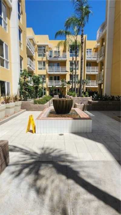 Home For Sale in Woodland Hills, California