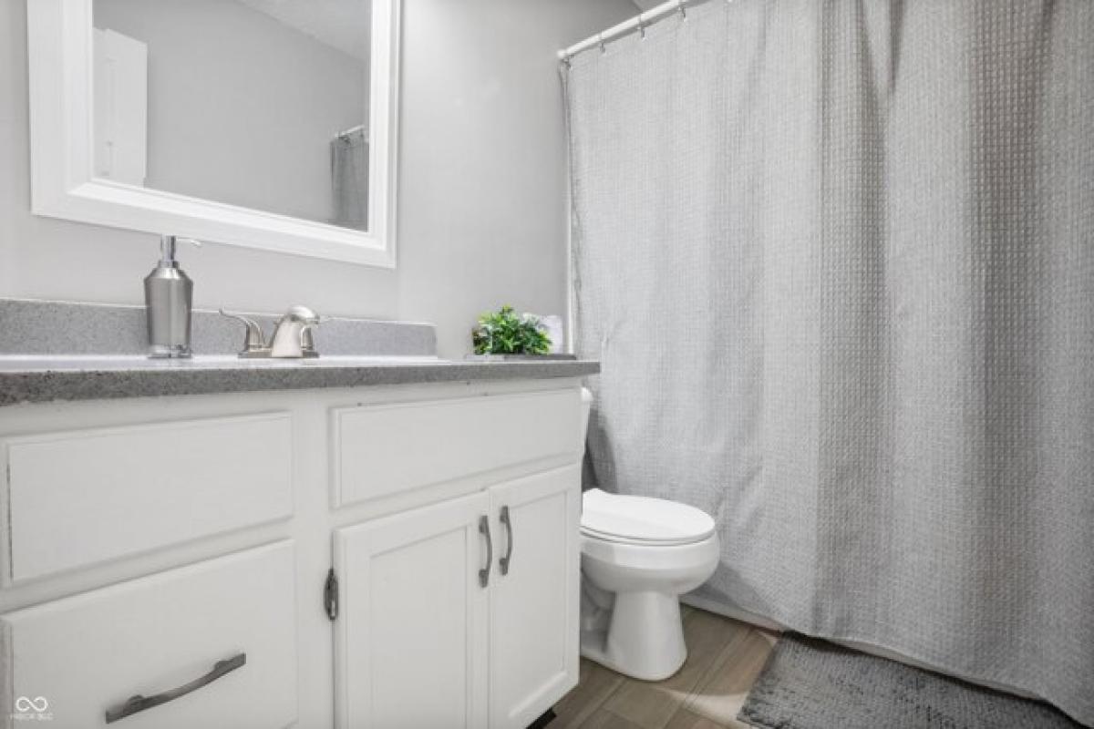 Picture of Home For Sale in Indianapolis, Indiana, United States