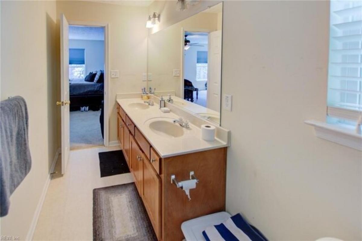 Picture of Home For Sale in Hampton, Virginia, United States