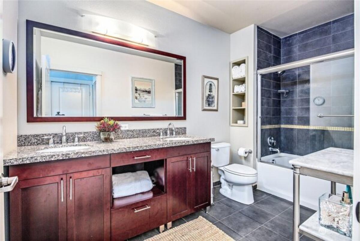 Picture of Home For Sale in Bainbridge Island, Washington, United States