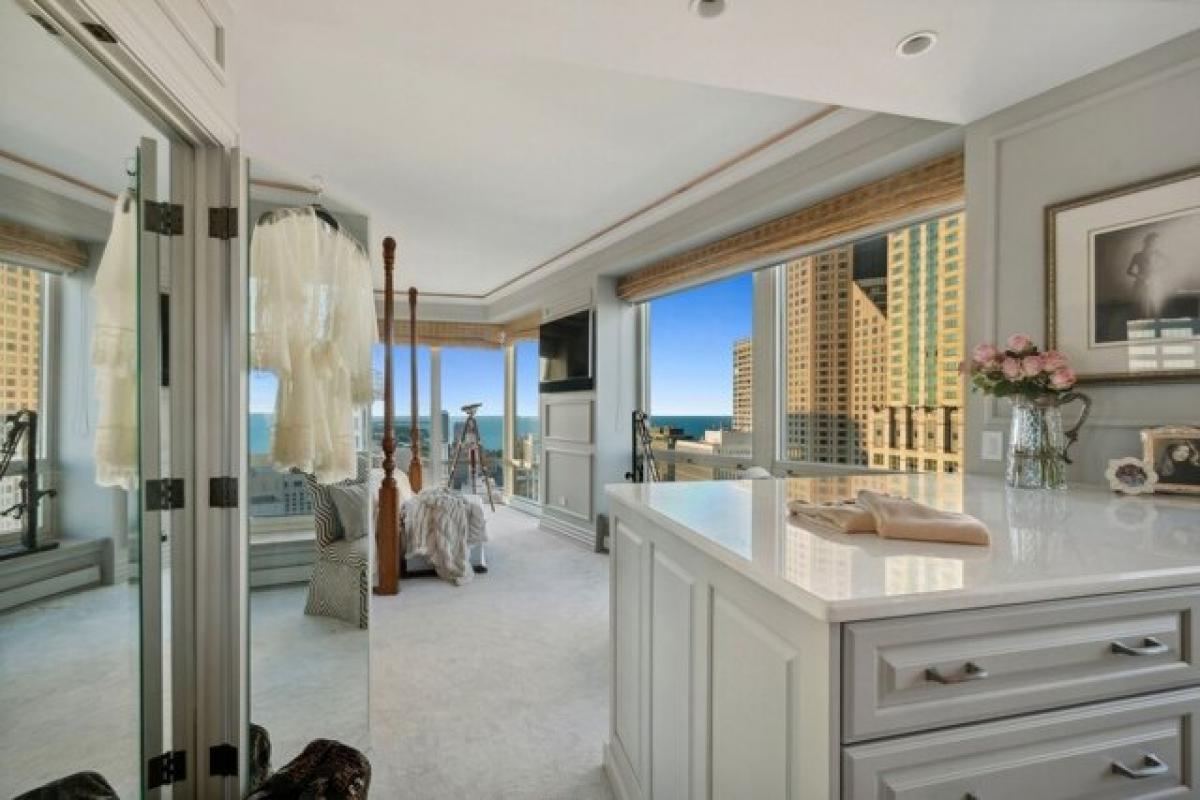 Picture of Home For Sale in Chicago, Illinois, United States