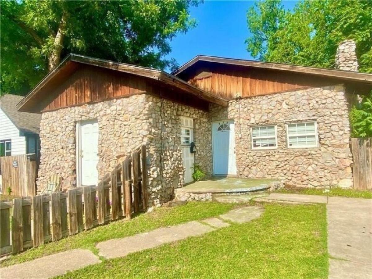 Picture of Home For Sale in Chickasha, Oklahoma, United States
