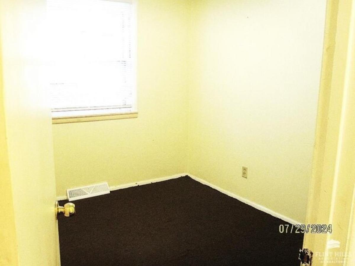 Picture of Home For Sale in Manhattan, Kansas, United States