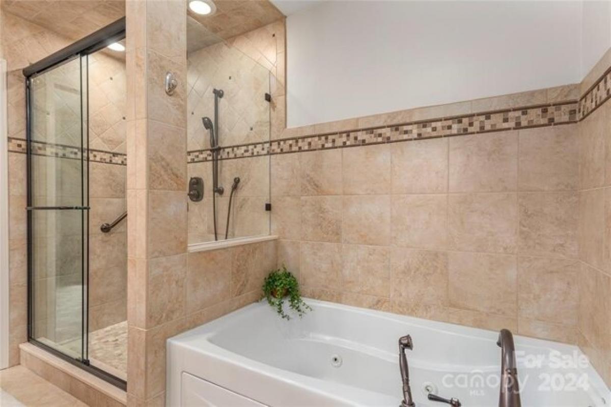 Picture of Home For Sale in Asheville, North Carolina, United States