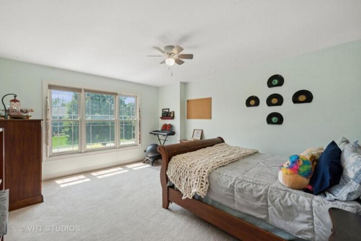 Picture of Home For Sale in Crystal Lake, Illinois, United States