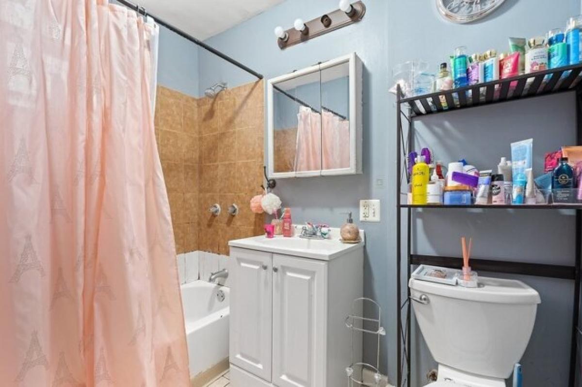 Picture of Home For Sale in Chicago, Illinois, United States