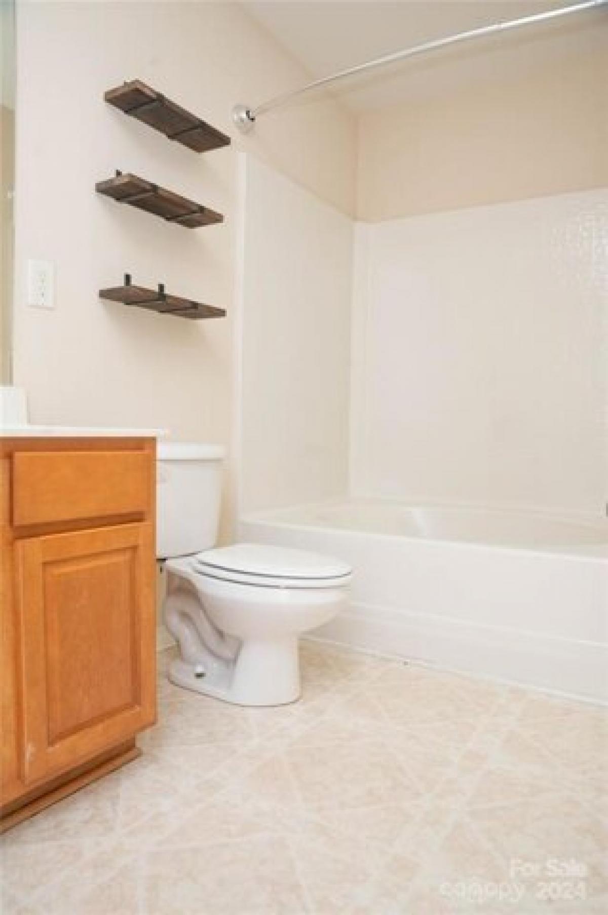 Picture of Home For Sale in Charlotte, North Carolina, United States