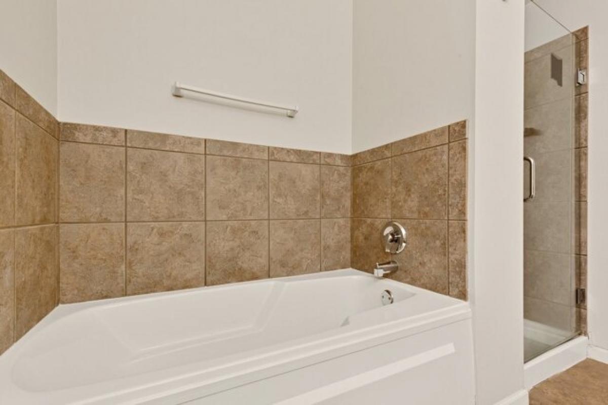 Picture of Home For Sale in Chicago, Illinois, United States