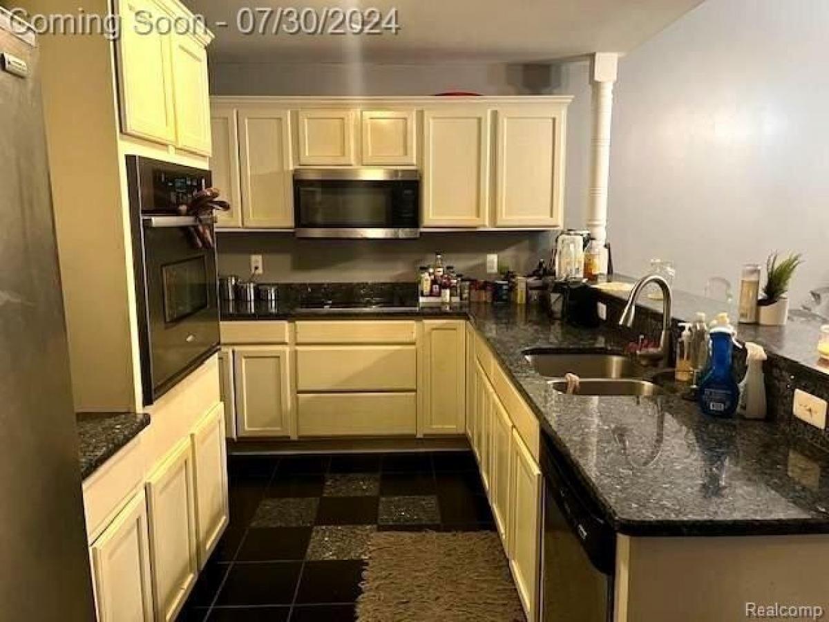 Picture of Home For Sale in Clinton Township, Michigan, United States