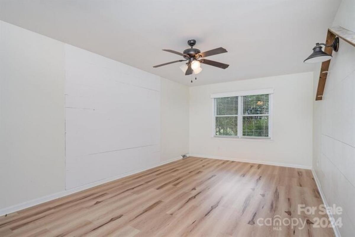 Picture of Home For Sale in Charlotte, North Carolina, United States