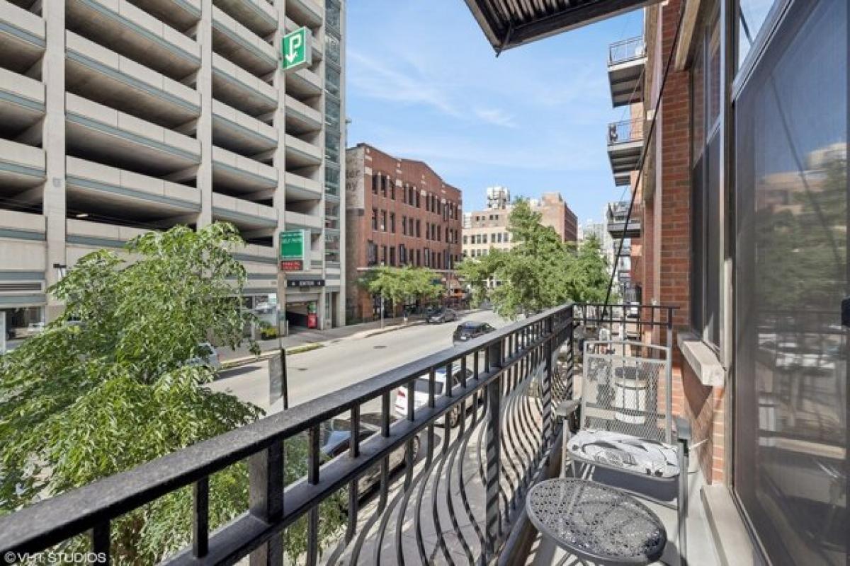 Picture of Home For Sale in Chicago, Illinois, United States