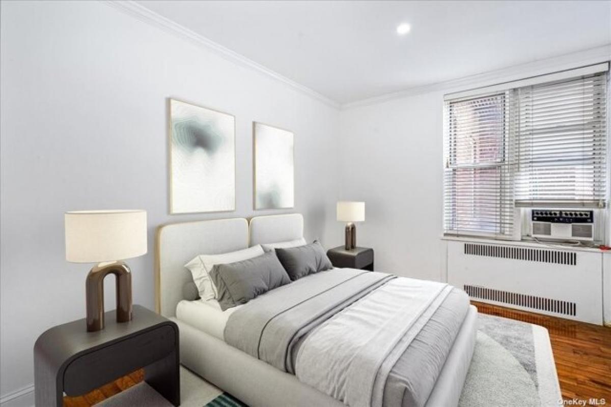 Picture of Home For Sale in Forest Hills, New York, United States