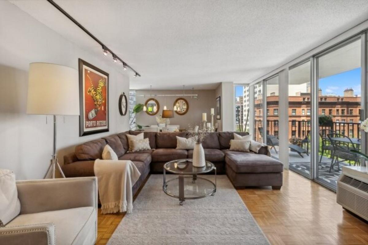 Picture of Home For Sale in Chicago, Illinois, United States