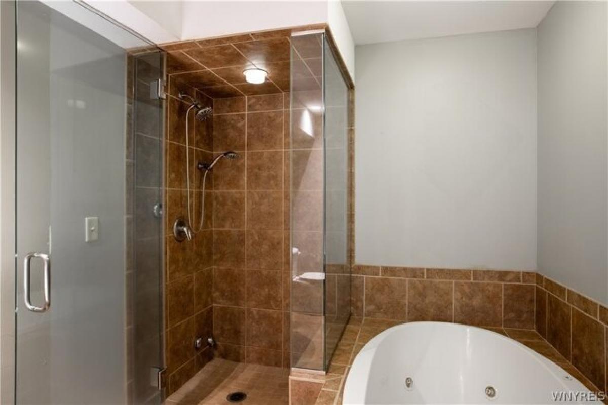 Picture of Home For Sale in Niagara Falls, New York, United States