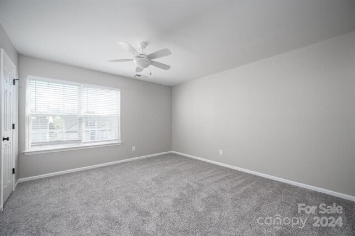 Picture of Home For Sale in Charlotte, North Carolina, United States