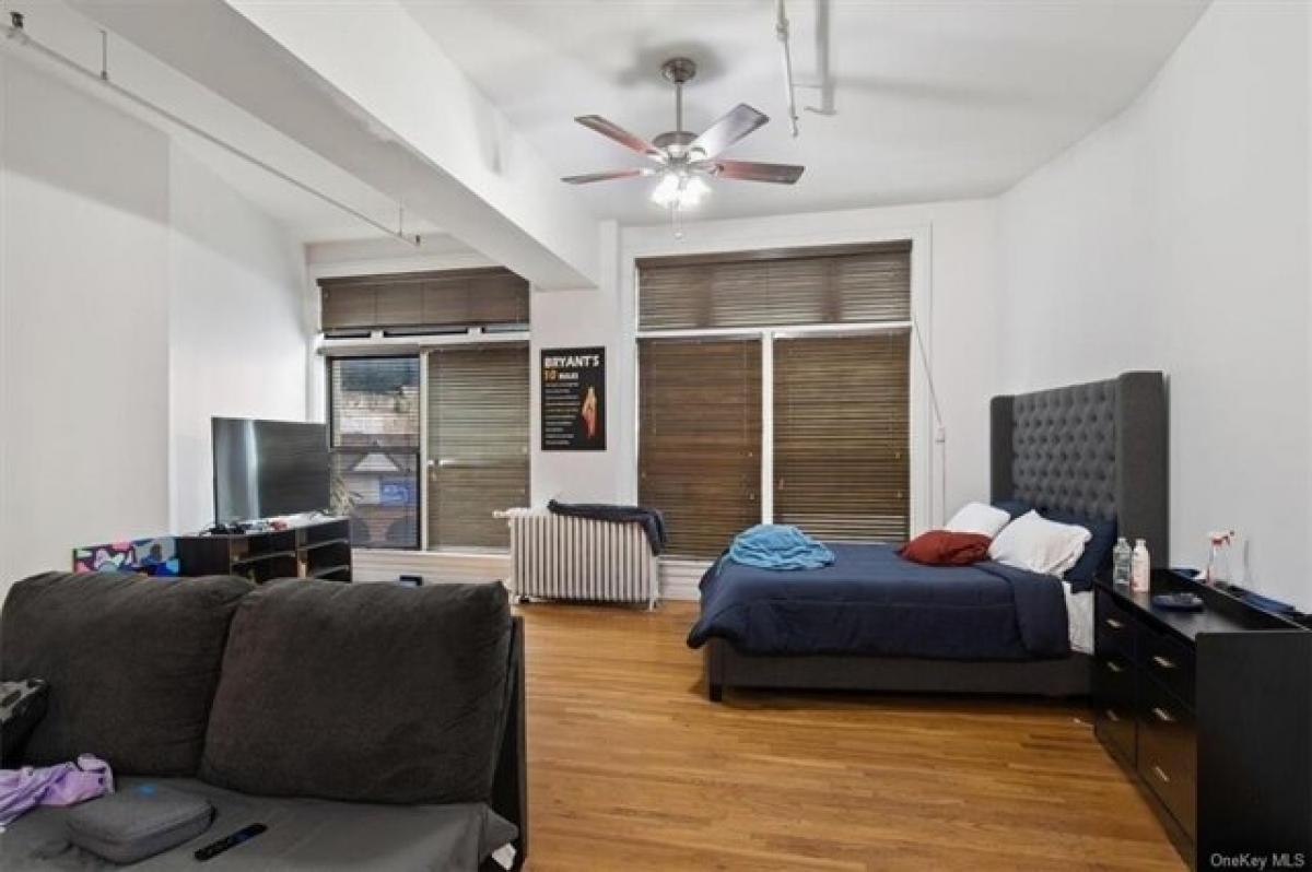 Picture of Home For Sale in Yonkers, New York, United States