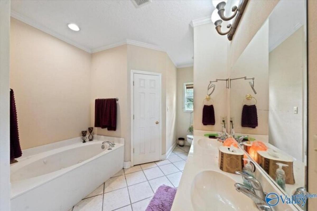 Picture of Home For Sale in Gadsden, Alabama, United States