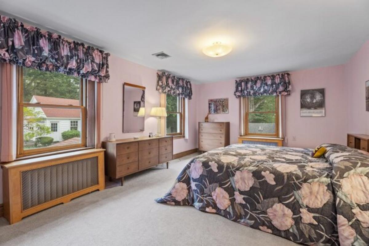 Picture of Home For Sale in New Haven, Connecticut, United States