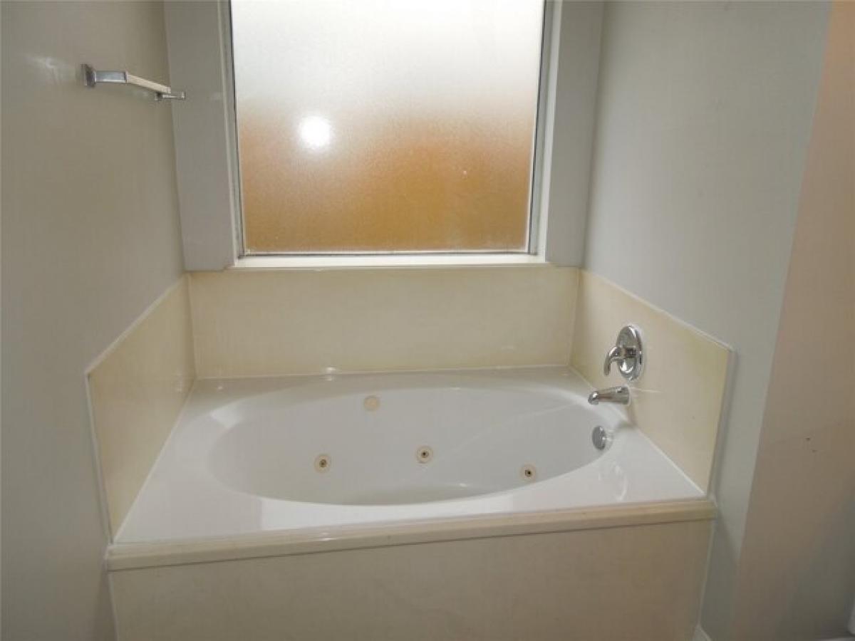 Picture of Home For Sale in Fresno, Texas, United States