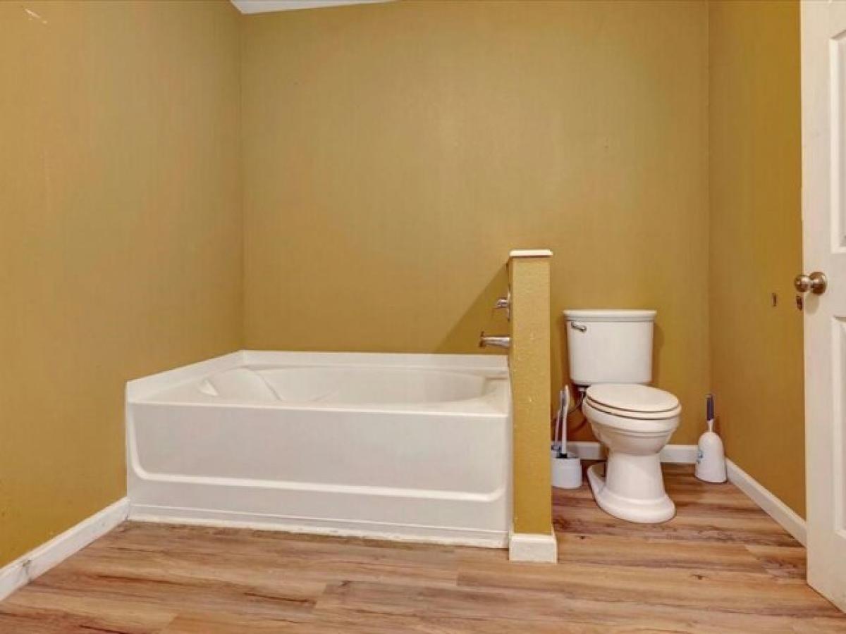 Picture of Home For Sale in Wells, Texas, United States