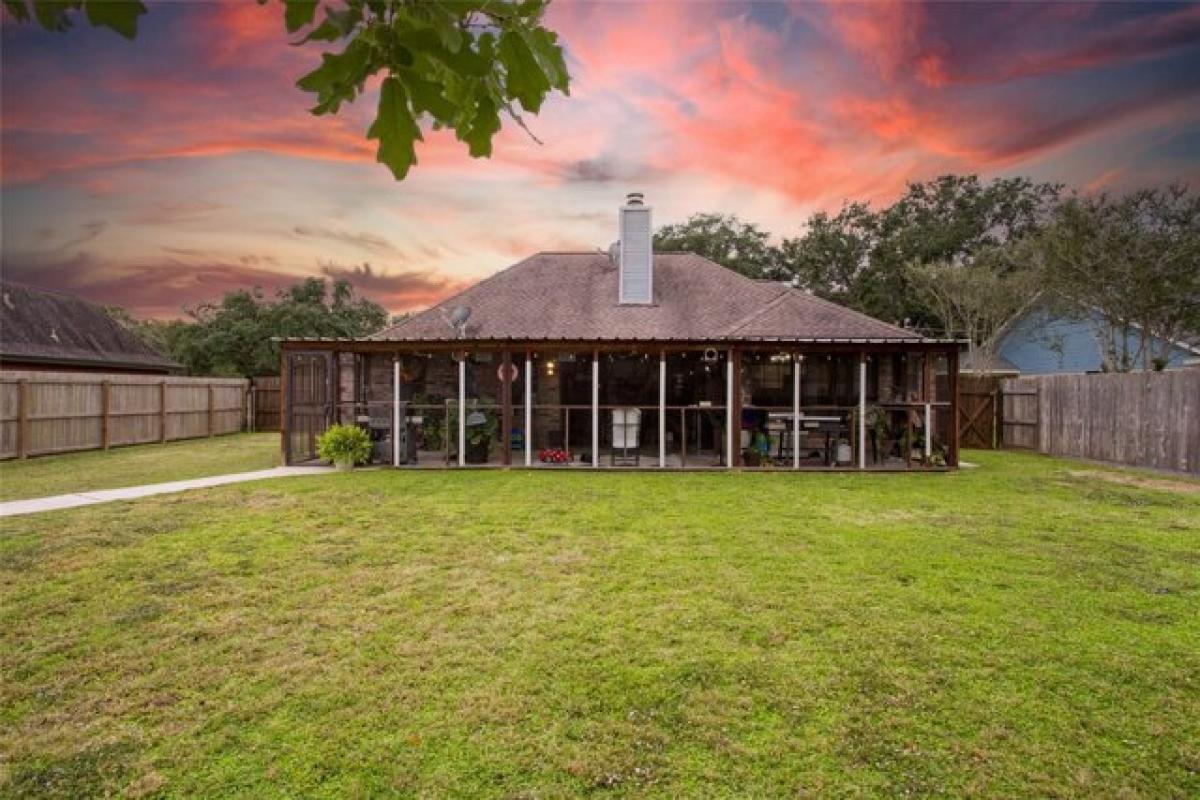 Picture of Home For Sale in Angleton, Texas, United States