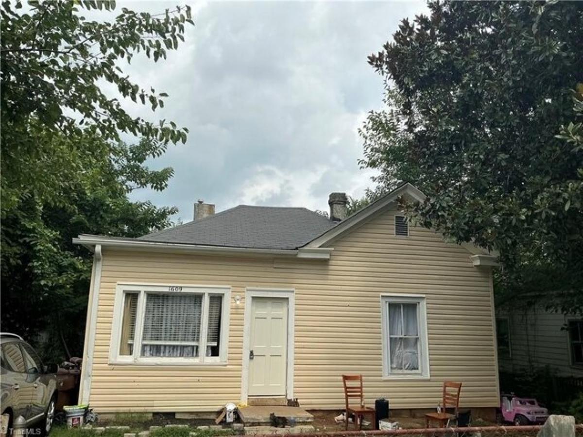 Picture of Home For Sale in High Point, North Carolina, United States