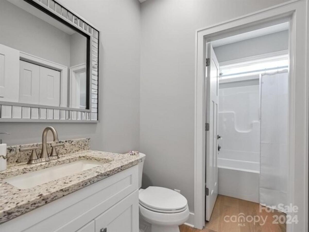 Picture of Home For Sale in Hendersonville, North Carolina, United States