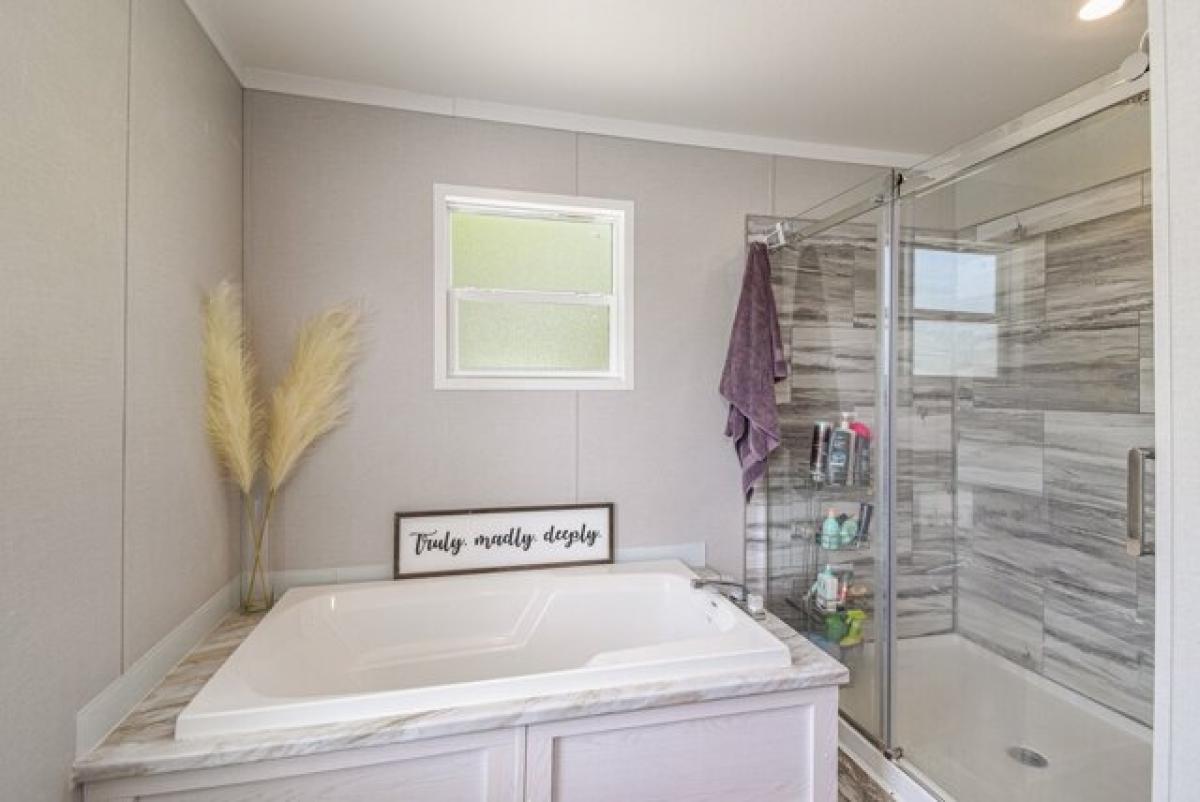 Picture of Home For Sale in Alvin, Texas, United States