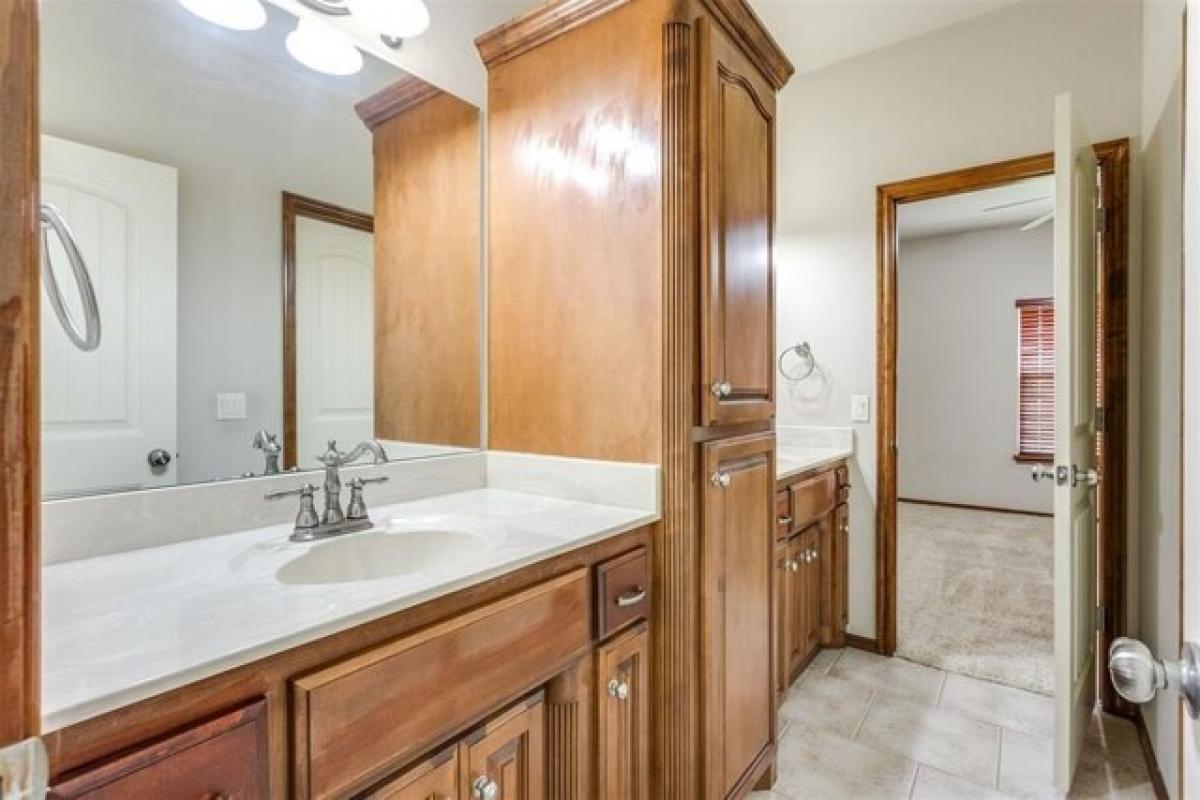 Picture of Home For Sale in Oklahoma City, Oklahoma, United States