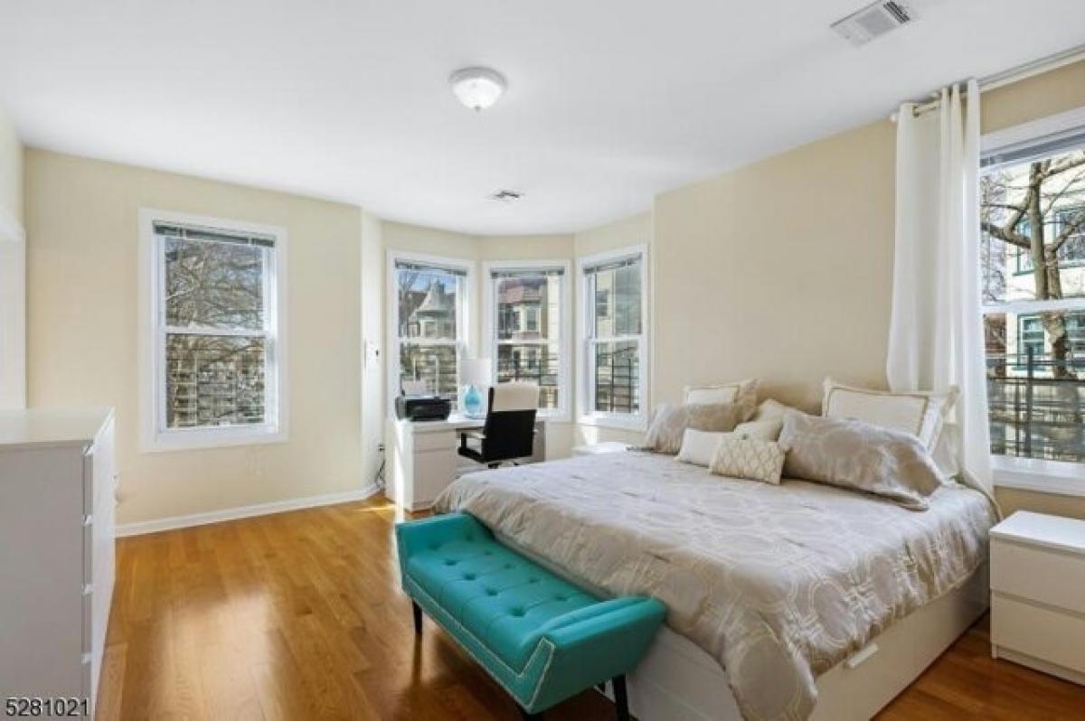 Picture of Home For Sale in Newark, New Jersey, United States